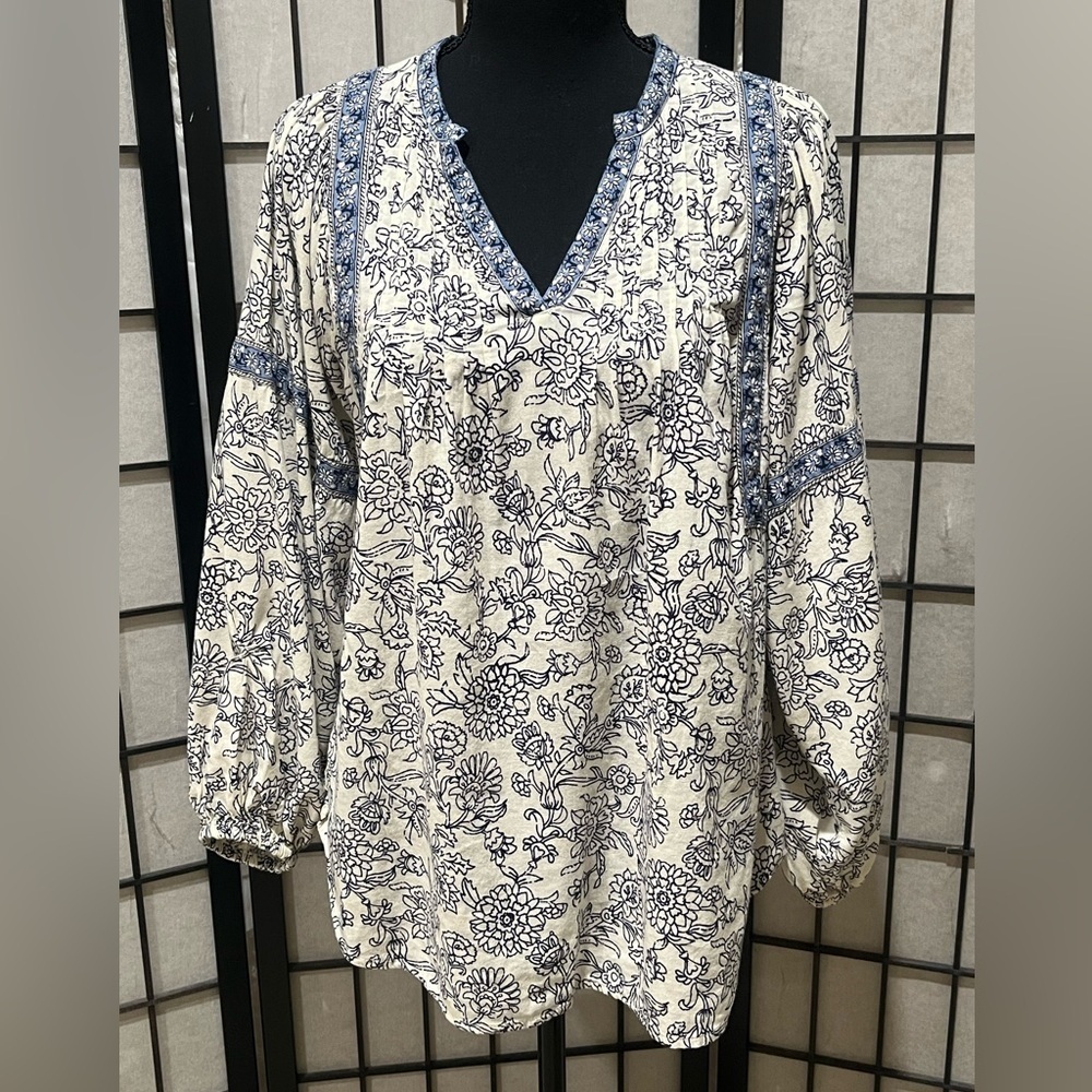 Old Navy Blue and Cream Floral SPLIT NECK, POET Blouse, WOMEN SIZE S